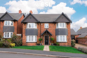 Large Modern 4 Bedroom House in Uttoxeter, Near Alton Towers, Great for Families